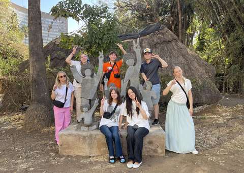 Joukko nuoria kivipatsaiden joukossa.