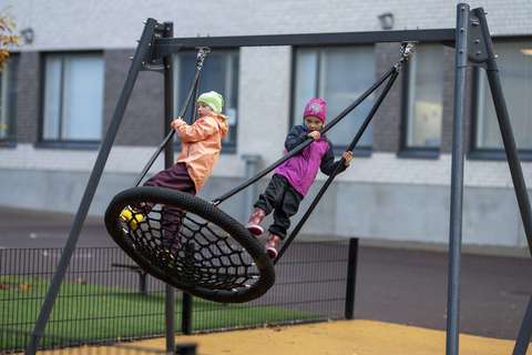 Kaksi lasta leikkimässä Karhusuon koulun pihalla.