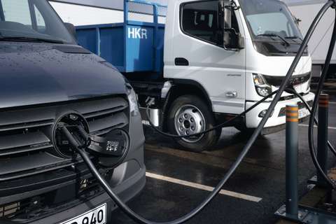 Kuvassa sähköinen kuorma- ja pakettiauto. Toinen auto on latauksessa.