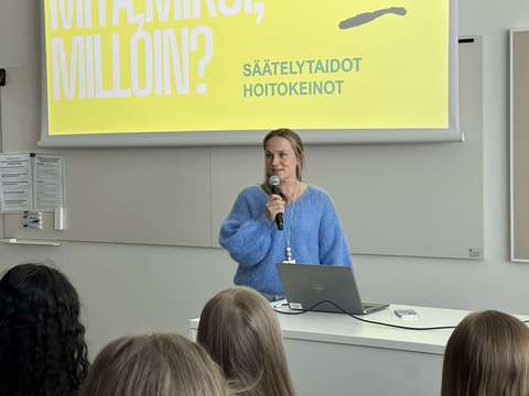 lääkäri luennoi luokan edessä