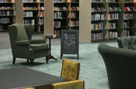 Lippulaivan kirjaston olohuone, jossa uudenveroisiksi korjattuja kierrätyksestä saatuja nojatuoleja. Taustalla kirjahyllyjä.