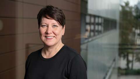 Espoon uusi kasvun ja oppimisen toimialajohtaja Merja Narvo-Akkola toimistolla. 