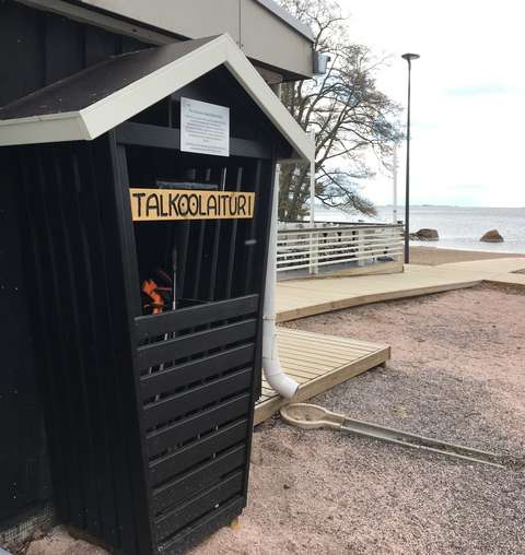A small cabin where volunteer tools are stored. Behind the sea shore.