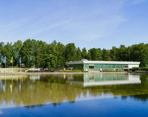 Tapiolan uimahalli, joka sijaitsee Tapiolan keskusaltaan ääressä.