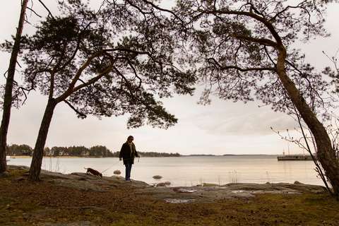 En person och en hund vid havet.