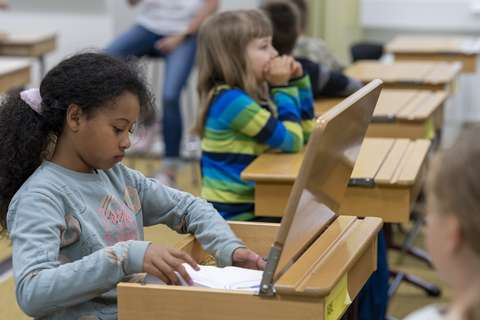 Espoolaisia alakoululaisia luokassa