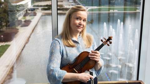 Meri Englund viulu kädessään.