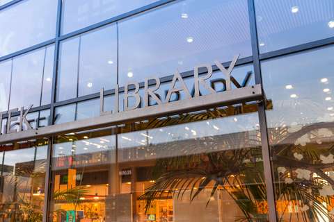 Sellon kirjaston isoa ikkunaa vasten on kyltti, jossa lukee Library.