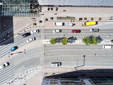 Ilmakuva monikaistaisesta tiestä, jossa ajaa autoja. 