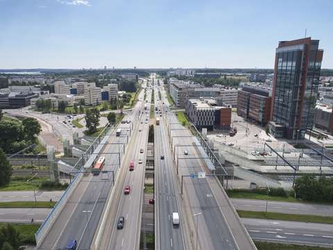 : Kaupungin laidalla kulkevalla vilkkaalla ja monikaistaisella kehätiellä liikkuu vain joitain autoja. 