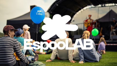 Ihmisiä viettämässä kesäpäivää tapahtumassa.