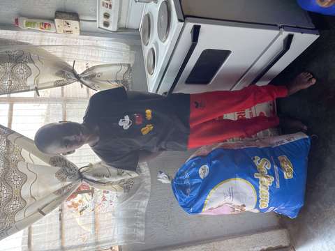 Nuori poika kotonaan.