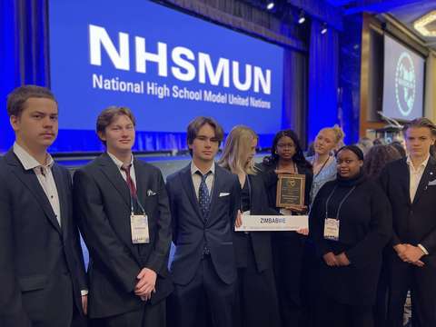 Opiskelijat palkinnon kanssa.