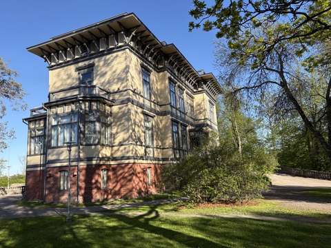 Sinebrychoffin huvila kuvattuna kevätauringossa sivulta päin.