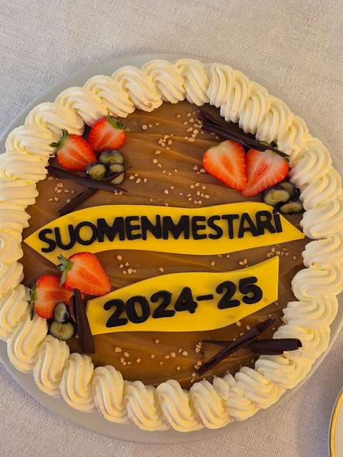 Kuvassa on täytekakku, jossa lukee suomenmesrai 2024-25.