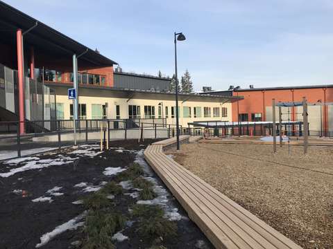 Kuva koulun sisäpihalta