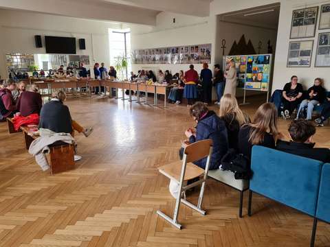 seminaarin osallistujat koulun aulassa eväitä syömässä