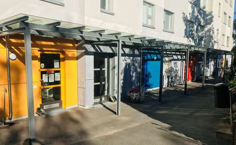 Sokinvuorenpäiväkodin rakennus ja sisäänkäynti.