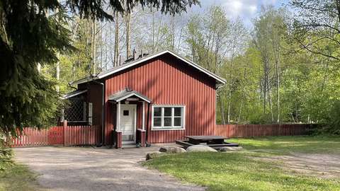 Vaaleanpunainen puutalo, Uikunpesä, Villa Elfvikin pihapiirissä.