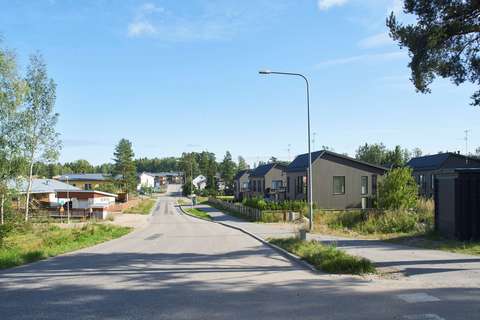 Tie, jonka molemmin puolin on pientaloja.