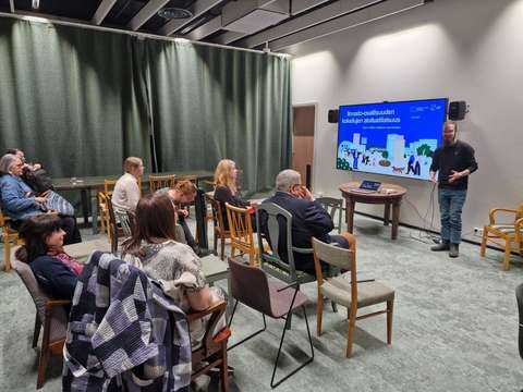 Kuvassa ihmisiä keskustelemassa