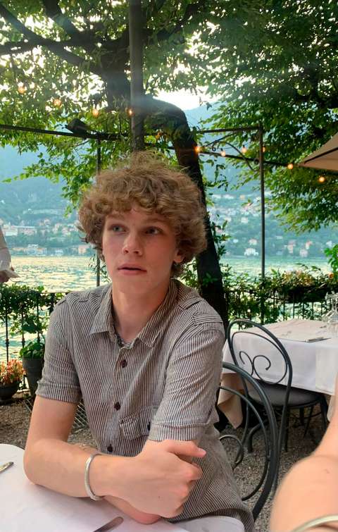 Daniel Jonsson lutar sig mot ett bord på ett kafé.