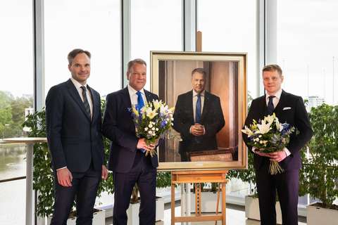 Kai Mykkänen, Jukka Mäkelä ja Markku Järvelin Jukka Mäkelän katsovat kohti kameraa ja seisovat  Jukka Mäkelän muotokuvan vieressä.