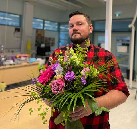 Lauri Hellsten kukkakimpun kanssa
