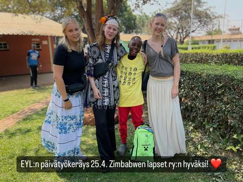 Opiskelijat kummilapsen kanssa.