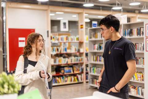 Etiksessä on monipuolinen koulukirjasto.