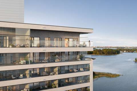 Havainnekuva, jossa näky kerrostalon ylimpiä kerroksia parvekkeineen. Taustalla näkyy meri ja puita.