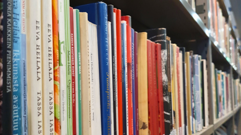 Kirjaston kirjoja kirjahyllyssä.