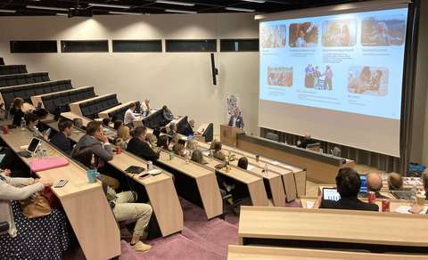 Seminaariosallistujia auditoriossa.