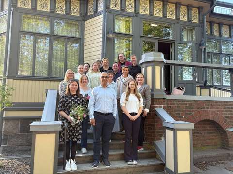 Kulttuurilautakunnan jäsenet Karhusaaressa huvilan portailla.