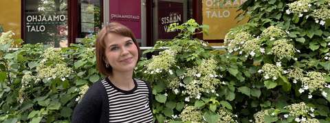 Etsivä nuorisotyöntekijä Miia Halmetoja Ohjaamotalon edessä