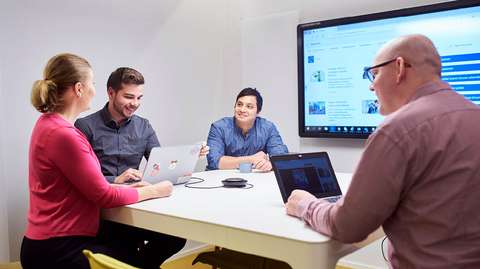 Ihmisiä kokouksessa.