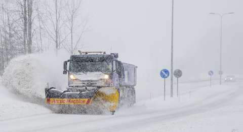 Lumiaura talvisella kadulla lumipyryssä.