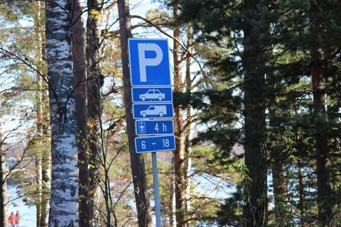 Trafikmärke vid skogskanten.