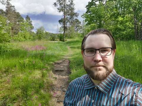 Toni Johanssonin puolivartalokuva luontopolkumaisemassa.