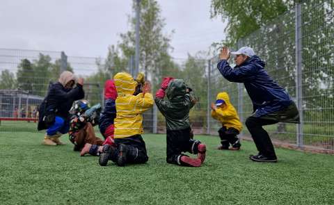 Barn leker i regnigt väder.