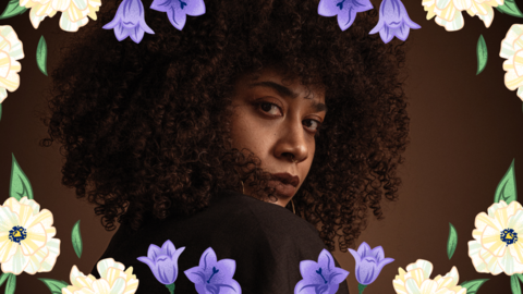 kuvassa Emilia Sisco ja kukkia