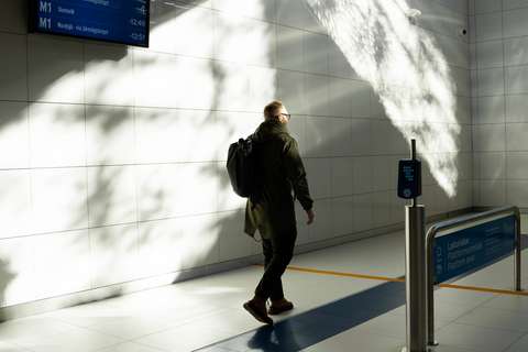 Henkilö kävelee metroasemalle kauppakeskuksesta Espoossa.