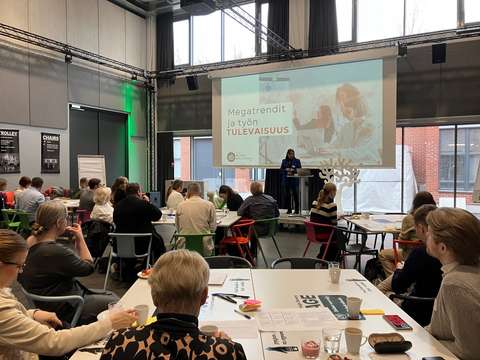 Ihmisiä seminaarissa.