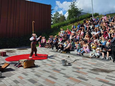 Kuvassa Simon Llewellyn tasapainottelee kävelykeppiä päänsä päällä yleisön edessä.