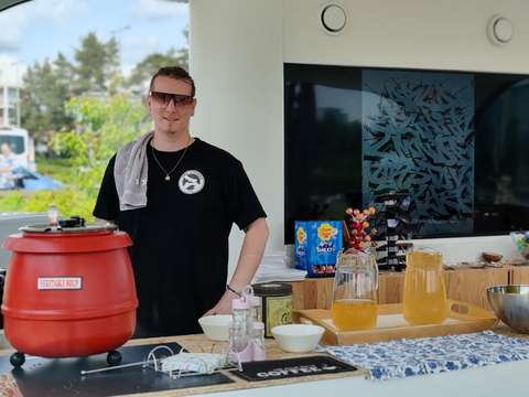 Emilio Mäkipää kahvilatiskin takana.