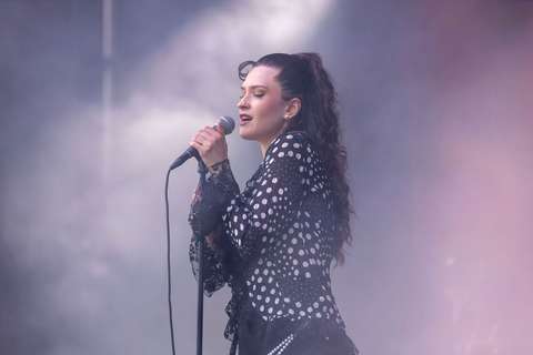 Kuvassa artisti Runo laulaa.