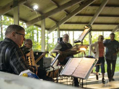 Kuvassa bändi tahdittaa lavatansseja.