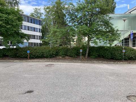 Foto på de tillgängliga parkeringsplatserna vid Utställningscentret WeeGee.