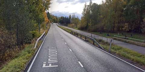 Asfalttitiellä silta, jonka alla korjattava putki, vasemmalla viheraluetta, oikealla pyörätie ja viheralue