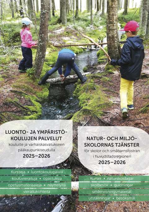 Pääkaupunkiseudun luonto- ja ympäristökoulujen esitteen kannessa kolme lasta leikkii metsäpurolla keppien kanssa.